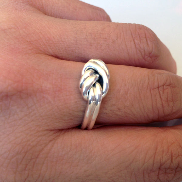Double outlet knot ring